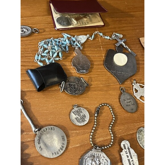 ASSORTED VINTAGE CHRISTIAN MEDALLIONS, CROSSES KEY CHAINS BROCHURES ESTATE - Picture 9 of 12